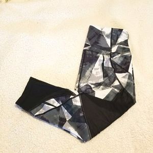 EUC Zella Geometric High Waisted Cropped Leggings